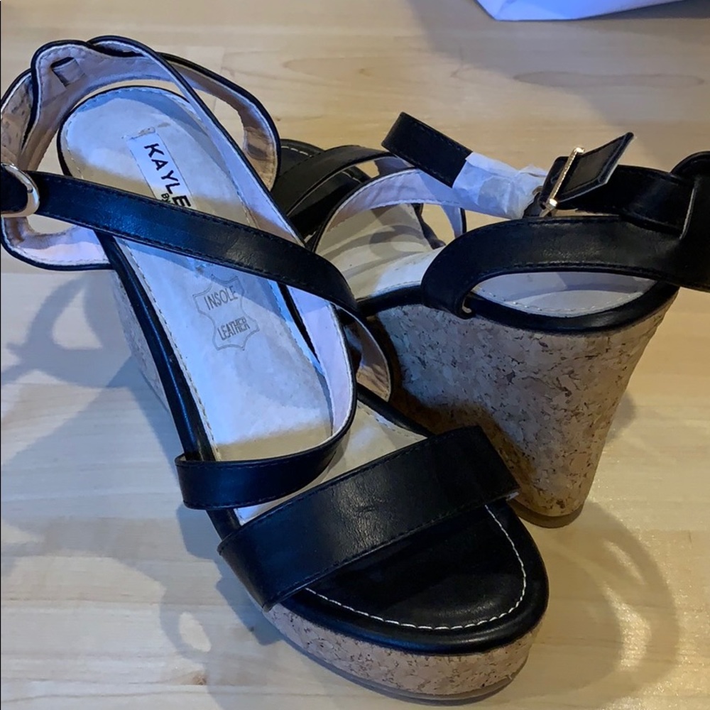Wedge strap sandal black